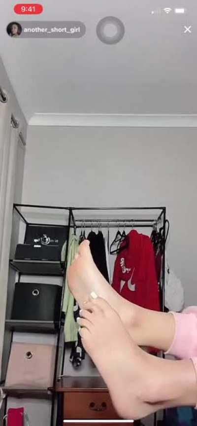 @another_short_girl live right now