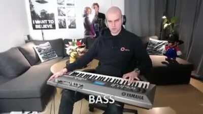 pelado recrea tema del grupo fin de semana