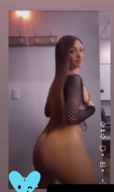 @ thefamouslykayy 🍑🖤