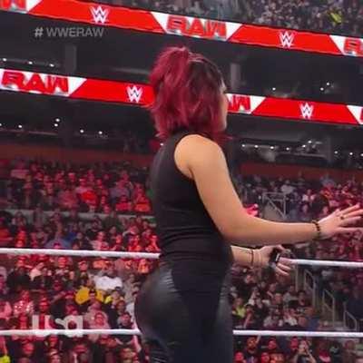 Bayley looked incredibly thick tonight 🍑