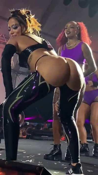 Anitta knows how hot she is