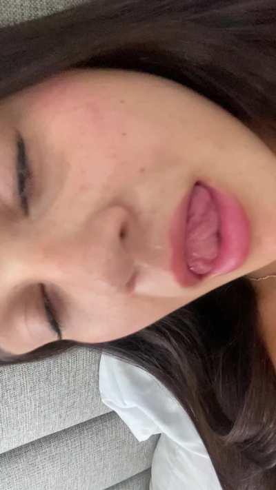 No make up, just woke up, am I hot? 18F