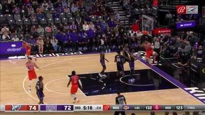 [Highlight] No one boxes out Aaron Wiggins as he throws down the putback dunk!