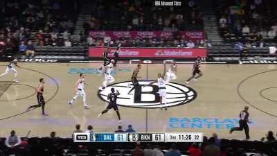 [Highlight] Kyrie gets the steal, throws it ahead to Royce O'Neal who flips it behind his head to Claxton for the dunk