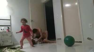 Meu tio pegou covid e teve que passar 15 dias isolado fora de casa. Essa foi a reação dos filhos dele quando ele voltou pra casa.