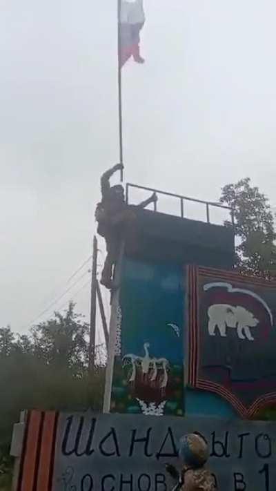 Liberation of Shandrygolovo village near Lyman. As usual, the Russian flag was appropriately treated