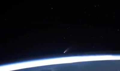 Замечательное видео с МКС показывает комету Neowise C/2020 F3 «над Землей», которую можно наблюдать невооруженным взглядом с Земли в течение июля