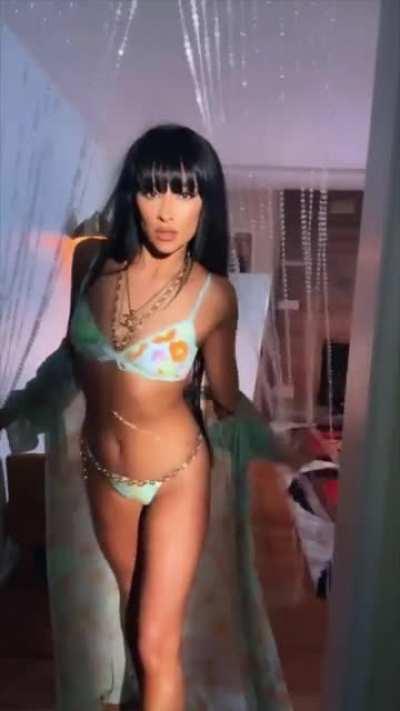 Shay Mitchell - Hot Makeup Vertical Edit