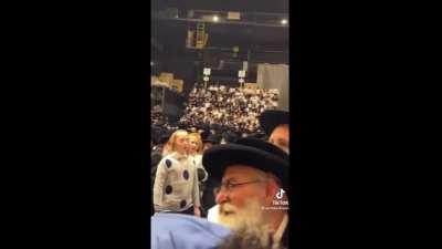 Rabbis starting a motherfucking riot in this bitch