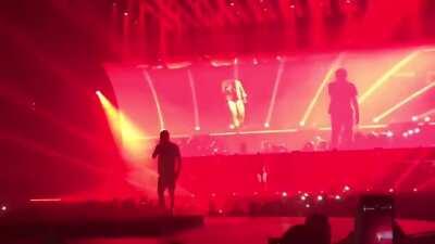 Travieso escote callendose con autotune XD