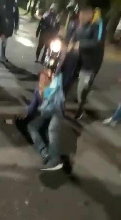 Repartidores recuperando moto