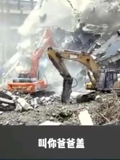 可怜的小女孩，希望下辈子不要生在中国