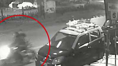 Phone snatchers at Santacruz East neat railway station. 28 Dec 2022 12:09am