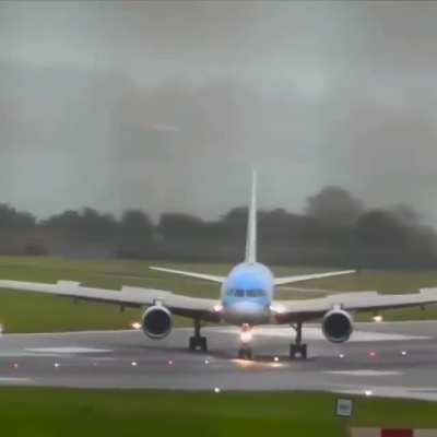 Pilot nails sideways landing in 40-knot crosswinds at Bristol Airport