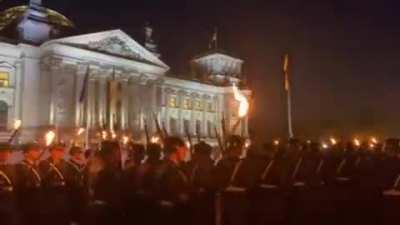 Тем временем в Берлине косплей вечеринка вышла из-под контроля)