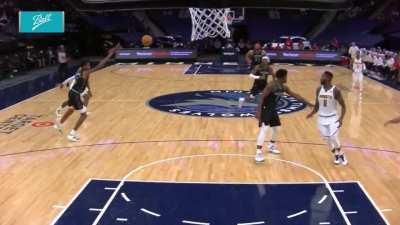 [Highlight] Paul 'Dad' Millsap with the ridiculous feed through traffic to Green for the easy dunk