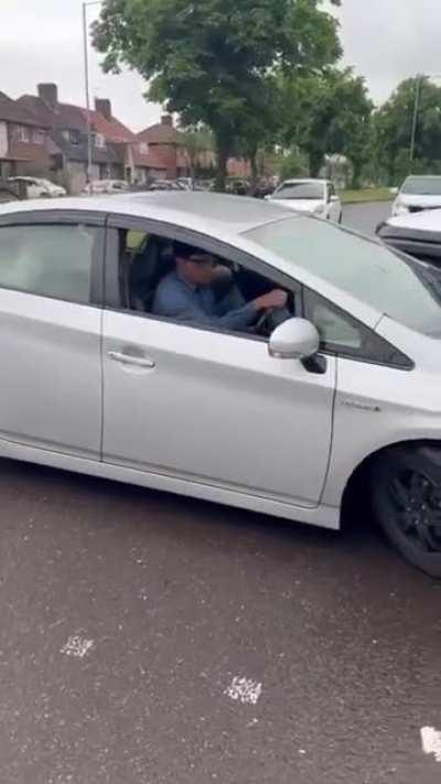 Look look look look… well this guy certainly didn’t