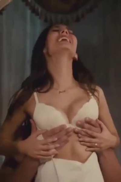Victoria Justice is so fuckin hot in this scene