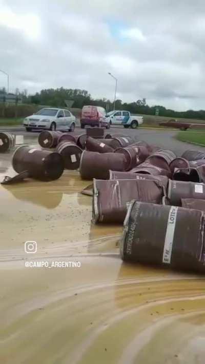 Accidente provocó que la carga de un camión se derramara en la ruta en la localidad de Mercedes