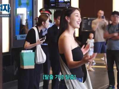 Jihyo couldn't resist dancing a little