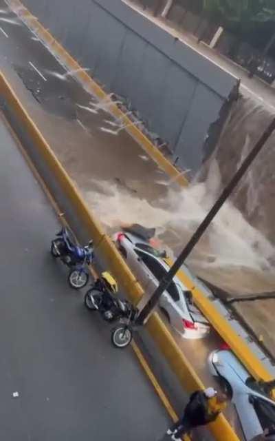 Desplome desnivel, tunel 27 de febrero cercano a la gomez