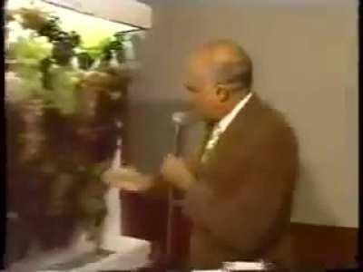 Put an electric cable behind the grapes