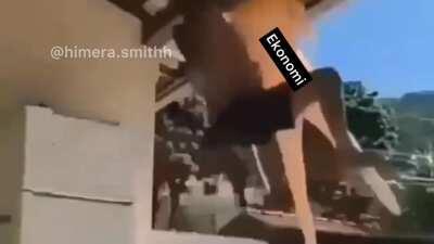 Vatandaşı olmasak eğlenceli bir ülkeyiz aslında.