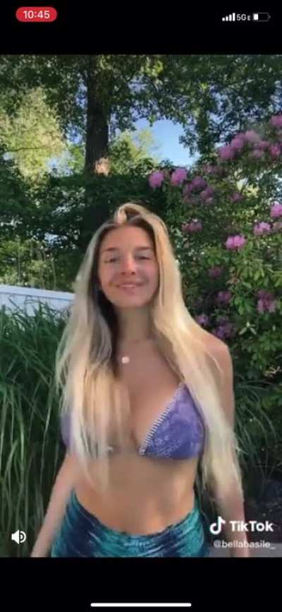 Who wants to jerk to her with me?