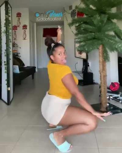 Gata Twerk N Dat Skirt! (Clip) 😁👏🏾