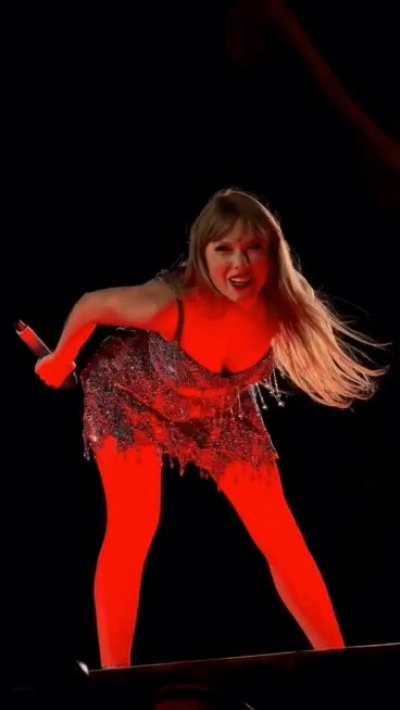 Taylor's delicious cleavage is such a turn on