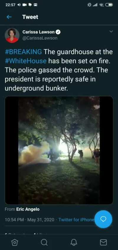 White House's guardhouse has been set on fire