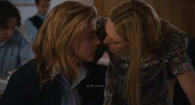 Chloe grace Moretz ( lesbian kiss)