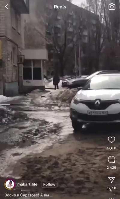 Весна, красота, люди счастливые ходят, что еще надо?