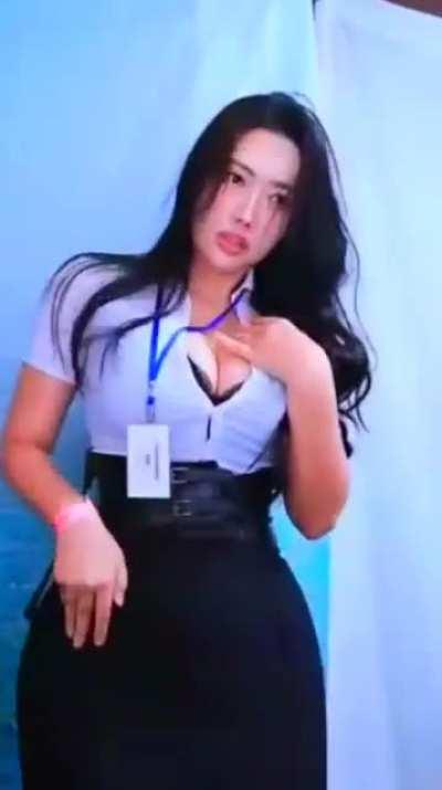 Ssunbiki dancing in office wear 