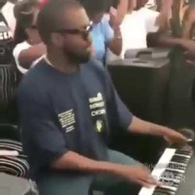 kanye playing brazilian funk