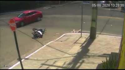 Pensa num cara bom de buraco kkkkk Ainda bem que ela não se machucou