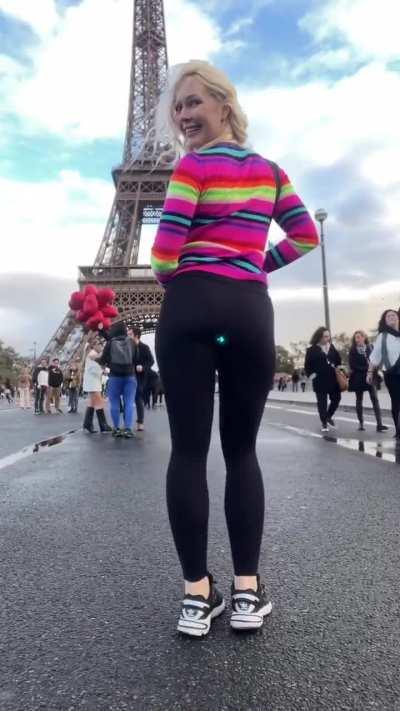 I see paris, I see france, I see a buttplug in her pants