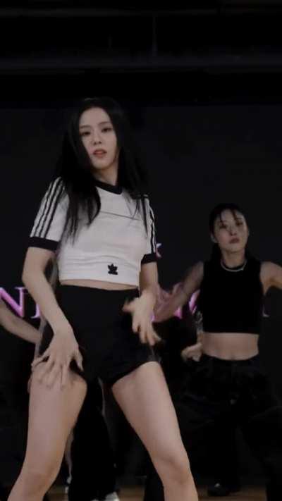 Focus on Jisoo 🥵