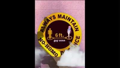 Attenzione: Gay zone, mantenere sempre la distanza, ripeto, Gay zone mantenere sempre la distanza e restate attaccati al muro