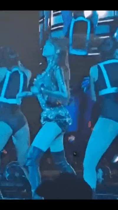 Dms open for lewding (J'suis FR)