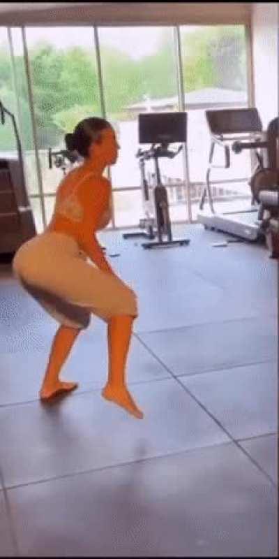 Georgina Rodriguez shaking ass