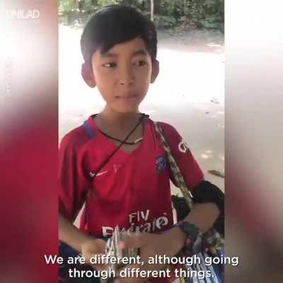This poverty-stricken 9-year old speaks an incredible 12 languages while selling souvenirs to tourists in Cambodia