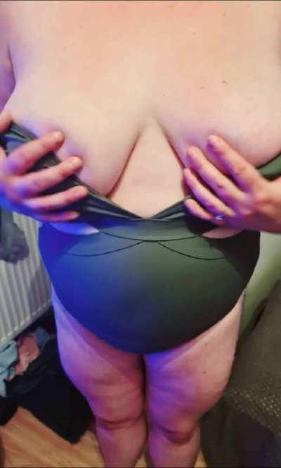 If You ever wondered what mommy hide under the swimsuit