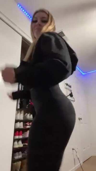 The way she moves it 😳😍