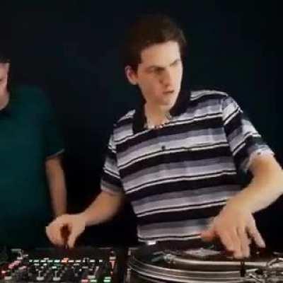 Insane Scratching Duett