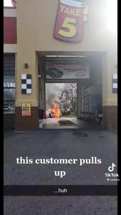 Rolling into the shop for a quick oil change (@sefolie on TikTok)