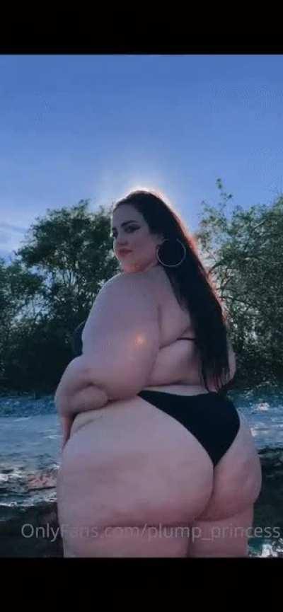 I’m literally obsessed with her huge butt