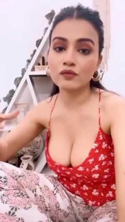 Nidhi Chaudhary:Astrologer with a view 🤤