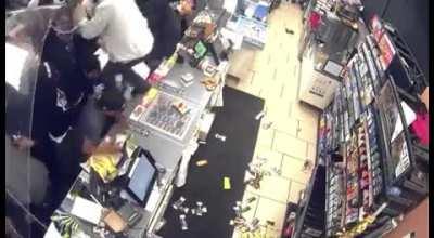Hoodlums rush and loot Small Convenience Store 😐
