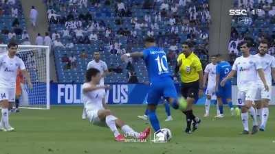 Neymar puto com um jogador do Navbahor, Al-Hilal vai perdendo de 1x0 no placar